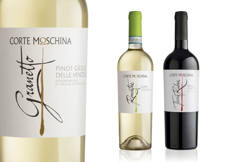 Linea etichette Corte Moschina: calligrafia verticale, fondo chiaro e tocchi di colore