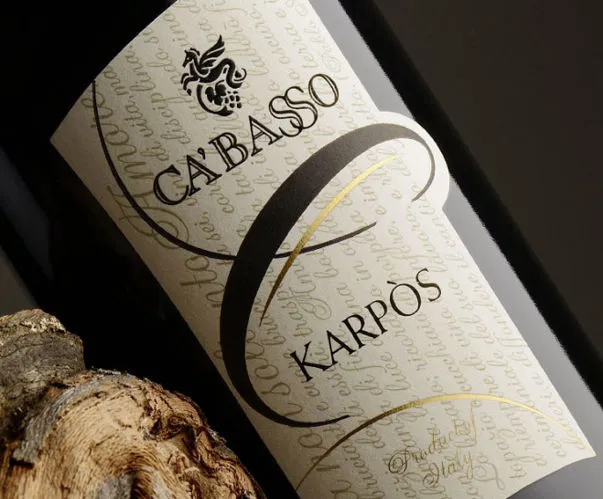 Etichetta vino Ca’Basso Karpos stampata su carta pregiata con dettagli dorati – progetto Win&Art Verona