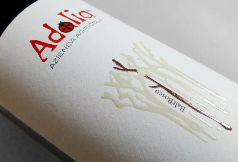 Etichetta vino Adalia Barbosco stampata su carta bianca con rilievi lucidi e logo a contrasto – progetto Win&Art Verona