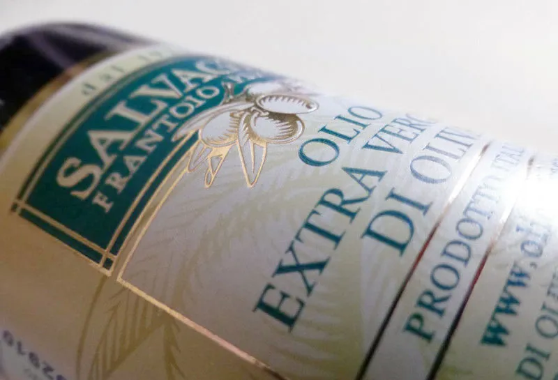 Etichetta Salvagno Olio Extra Vergine di Oliva stampata su carta avorio con dettagli in oro e tipografia verde