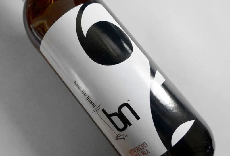 Etichetta BN American Pale Ale con design minimalista, stampa su fondo bianco e dettagli neri lucidi – progetto Win&Art