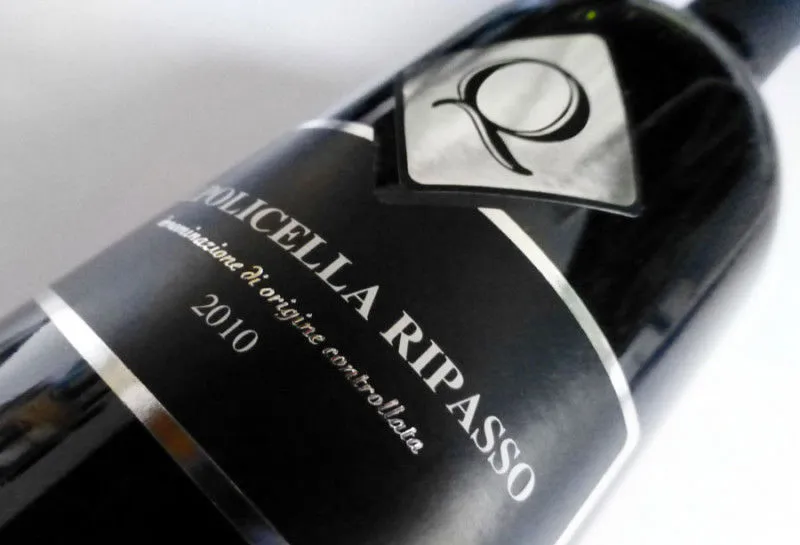 Etichetta Valpolicella Ripasso 2010 con fondo nero opaco e dettagli in argento lucido – progetto Win&Art Verona