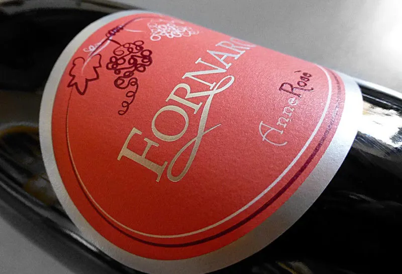 Etichetta Fornaro Anna Rosé con fondo rosa acceso, bordo bianco perlato e dettagli grafici – progetto Win&Art Verona