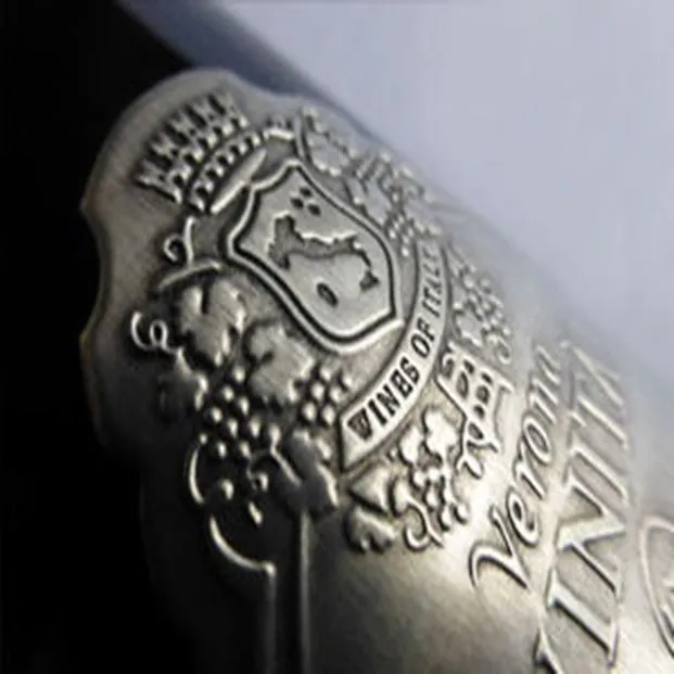 Etichetta Verona Vinità con supporto metallizzato e rilievo a secco, stemma decorativo in evidenza – progetto Win&Art Ve