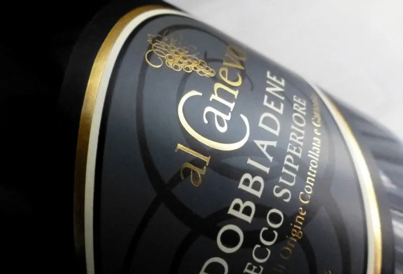 Etichetta Al Canevon Valdobbiadene Prosecco Superiore DOCG con fondo nero opaco e dettagli oro a caldo – progetto Win&Ar