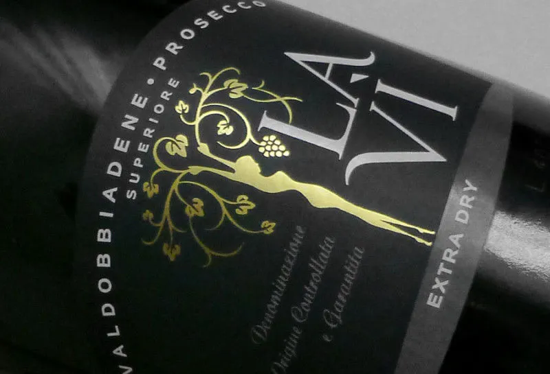 Etichetta Lavì Valdobbiadene Prosecco con fondo nero opaco, dettagli dorati e tipografia bianca in rilievo Win&Art