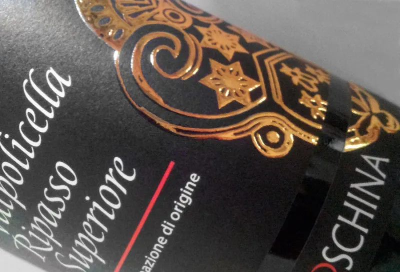 Etichetta Corte Moscina Valpolicella Ripasso Superiore con fondo nero opaco, dettagli oro a caldo e tipografia bianca