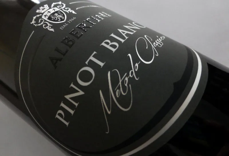 Etichetta Albertini Pinot Bianco Metodo Classico con fondo grigio scuro, caratteri bianchi e argentati – progetto Win&Ar