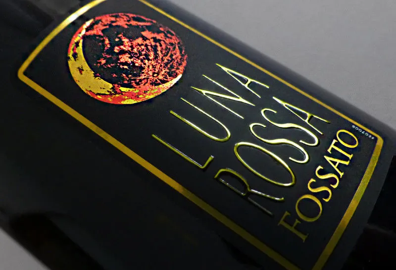 Etichetta Luna Rossa Fossato con fondo nero, luna rossa in evidenza e dettagli oro a caldo – progetto Win&Art Verona